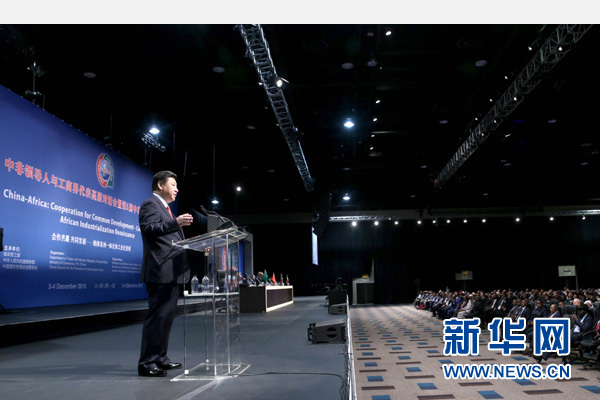 12月4日，國家主席習(xí)近平在約翰內(nèi)斯堡出席中非領(lǐng)導(dǎo)人與工商界代表高層對話會暨第五屆中非企業(yè)家大會閉幕式并發(fā)表題為《攜手共進(jìn)，譜寫中非合作新篇章》的重要講話。新華社記者 姚大偉 攝