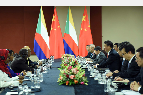 12月4日，國家主席習(xí)近平在約翰內(nèi)斯堡會(huì)見科摩羅總統(tǒng)伊基利盧。 新華社記者 張鐸 攝 

