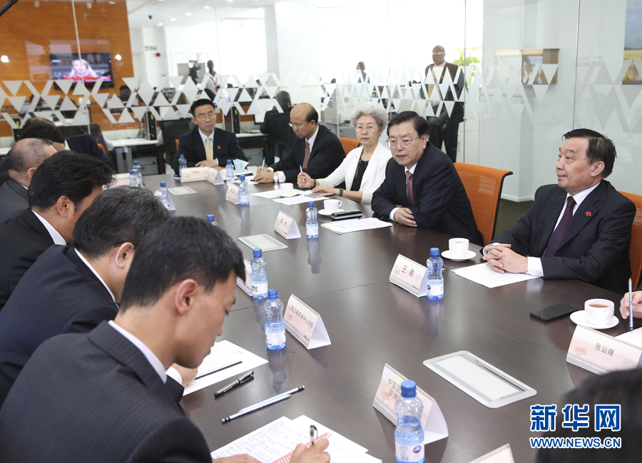 這是3月25日，張德江在肯尼亞首都內(nèi)羅畢考察中央電視臺非洲分臺并接見中央媒體駐非洲機(jī)構(gòu)負(fù)責(zé)人。 新華社記者馬占成攝