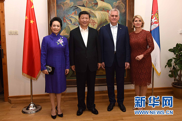 當(dāng)?shù)貢r(shí)間6月17日，國(guó)家主席習(xí)近平同塞爾維亞總統(tǒng)尼科利奇在貝爾格萊德舉行會(huì)晤。這是習(xí)近平和夫人彭麗媛同尼科利奇夫婦在和平別墅合影。新華社記者饒愛(ài)民攝