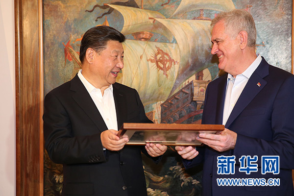 當(dāng)?shù)貢r(shí)間6月17日，國(guó)家主席習(xí)近平同塞爾維亞總統(tǒng)尼科利奇在貝爾格萊德舉行會(huì)晤。這是尼科利奇向習(xí)近平贈(zèng)送紀(jì)念品。新華社記者饒愛(ài)民攝
