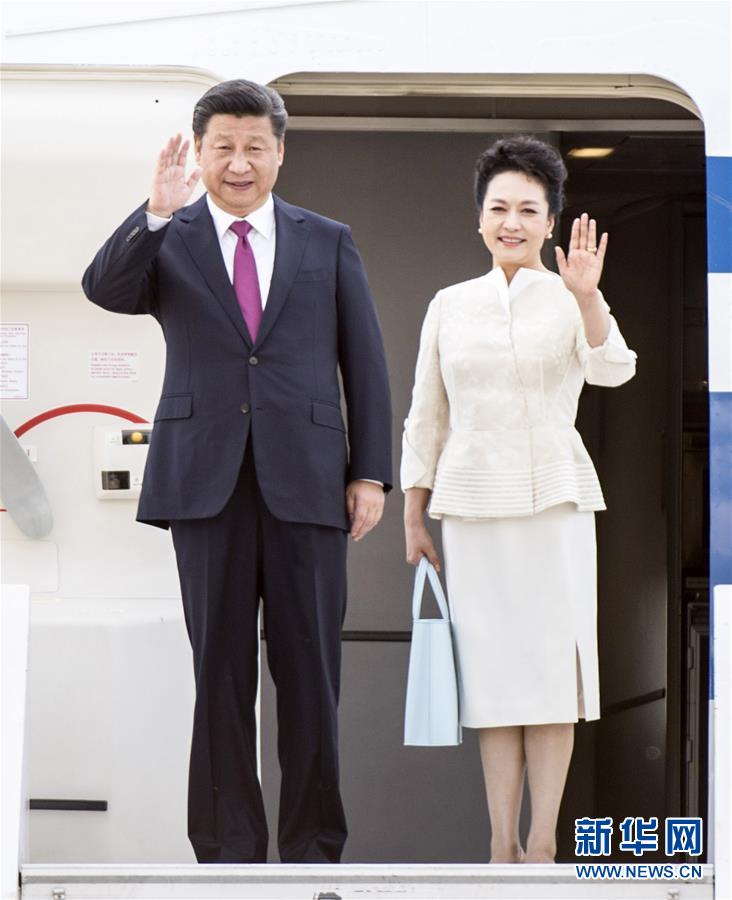 6月19日，國家主席習(xí)近平抵達華沙，開始對波蘭共和國進行國事訪問。這是習(xí)近平和夫人彭麗媛步出艙門。 新華社記者 謝環(huán)馳 攝 