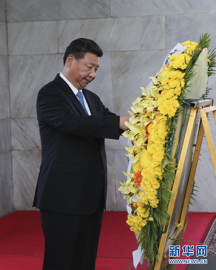10月13日，國(guó)家主席習(xí)近平在金邊同柬埔寨首相洪森舉行會(huì)談。會(huì)談前，習(xí)近平向柬埔寨獨(dú)立紀(jì)念碑獻(xiàn)花圈。 新華社記者丁林?jǐn)z 
