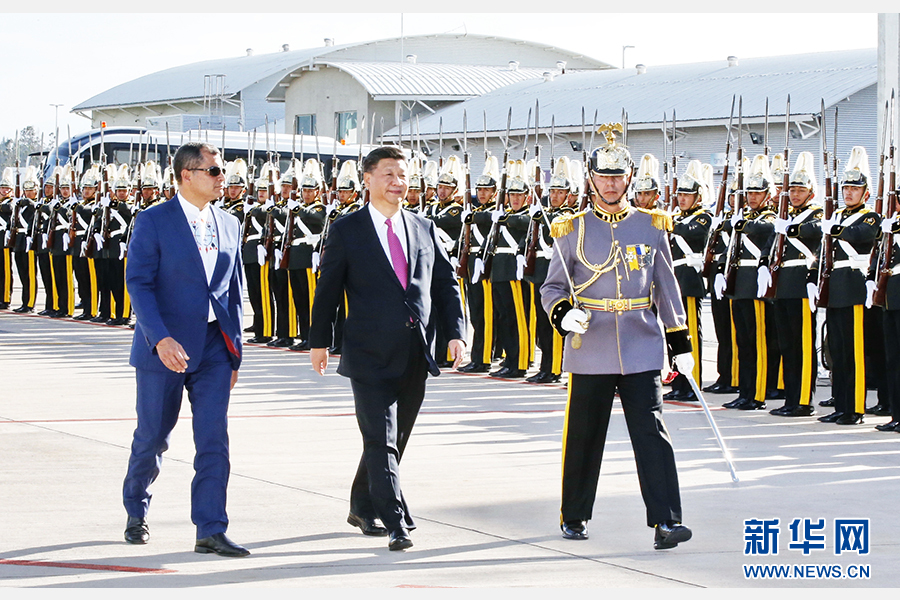 當(dāng)?shù)貢r(shí)間11月17日，國(guó)家主席習(xí)近平乘專(zhuān)機(jī)抵達(dá)基多，開(kāi)始對(duì)厄瓜多爾共和國(guó)進(jìn)行國(guó)事訪(fǎng)問(wèn)。這是厄瓜多爾總統(tǒng)科雷亞在機(jī)場(chǎng)為習(xí)近平舉行隆重歡迎儀式。新華社記者 鞠鵬 攝 