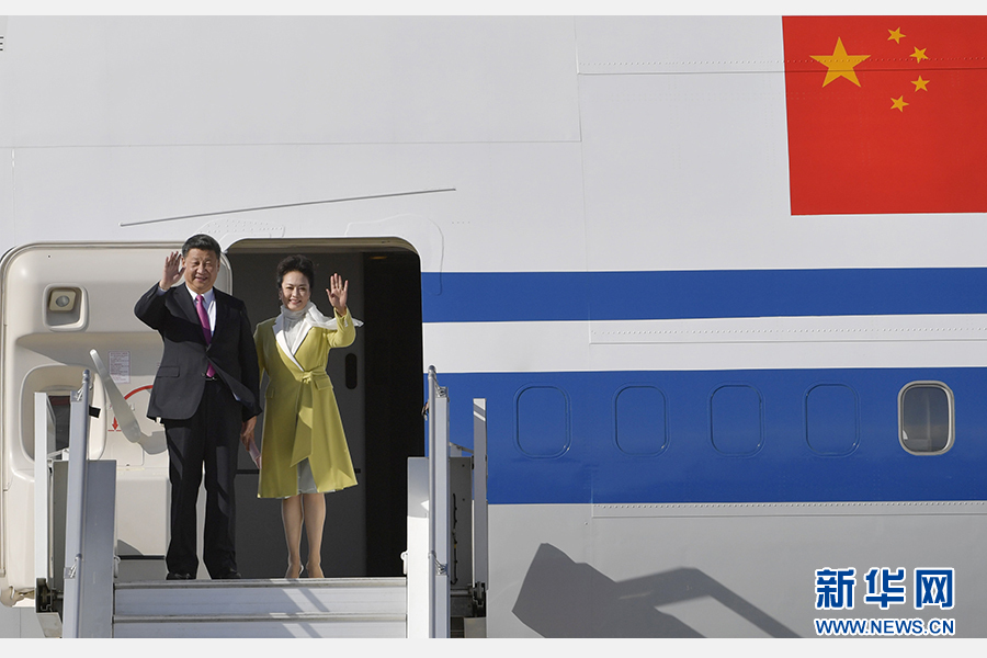 當(dāng)?shù)貢r(shí)間11月17日，國(guó)家主席習(xí)近平乘專(zhuān)機(jī)抵達(dá)基多，開(kāi)始對(duì)厄瓜多爾共和國(guó)進(jìn)行國(guó)事訪(fǎng)問(wèn)。這是習(xí)近平與夫人彭麗媛向歡迎人群揮手致意。新華社記者 王曄 攝 