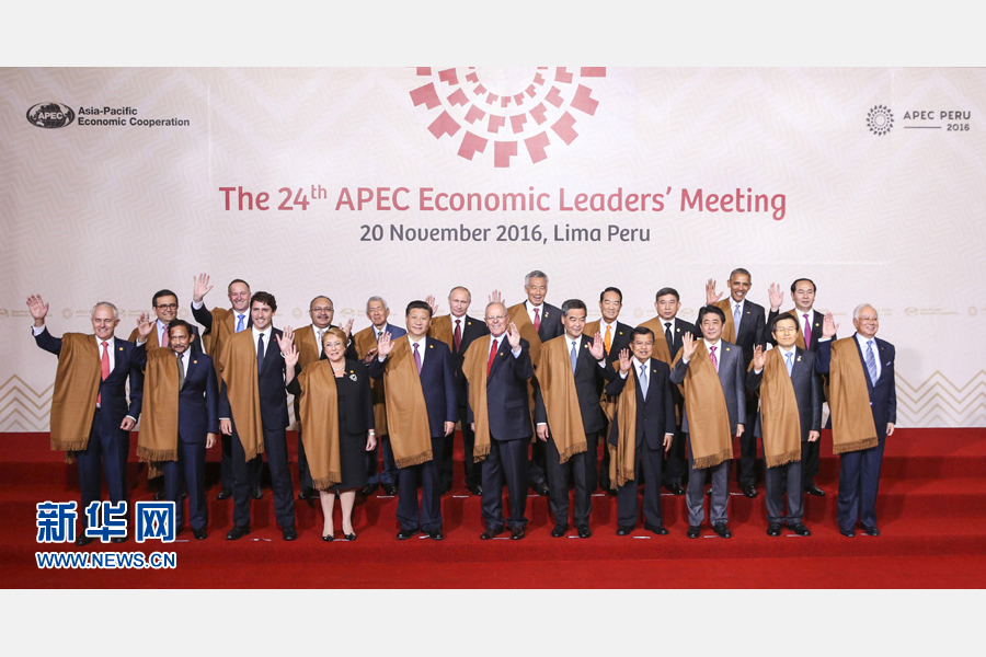11月20日，亞太經(jīng)合組織第二十四次領(lǐng)導(dǎo)人非正式會(huì)議在秘魯利馬舉行。國(guó)家主席習(xí)近平出席并發(fā)表題為《面向未來開拓進(jìn)取促進(jìn)亞太發(fā)展繁榮》的重要講話。這是會(huì)議期間，國(guó)家主席習(xí)近平同其他亞太經(jīng)合組織成員經(jīng)濟(jì)體領(lǐng)導(dǎo)人、代表合影。 新華社記者 丁林 攝