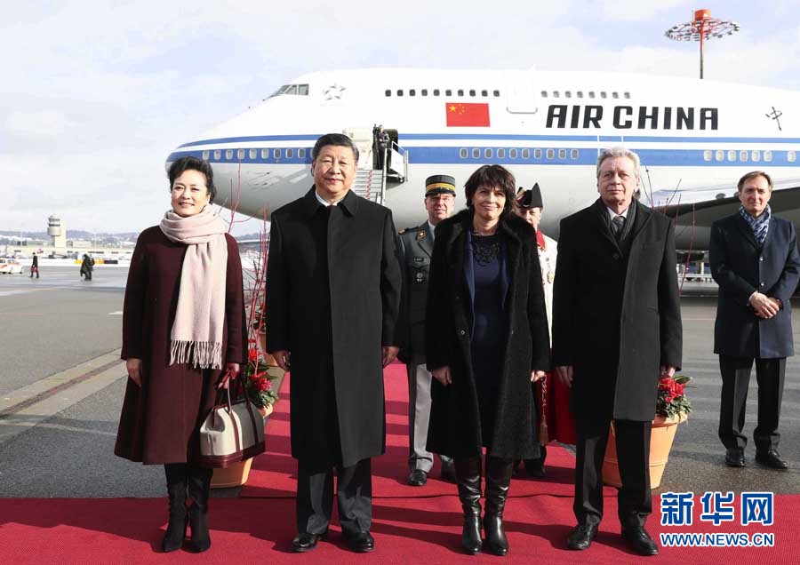 1月15日，國家主席習(xí)近平乘專機(jī)抵達(dá)蘇黎世，開始對瑞士聯(lián)邦進(jìn)行國事訪問。這是瑞士聯(lián)邦主席洛伊特哈德在機(jī)場為習(xí)近平和夫人彭麗媛舉行隆重歡迎儀式。 新華社記者 蘭紅光 攝