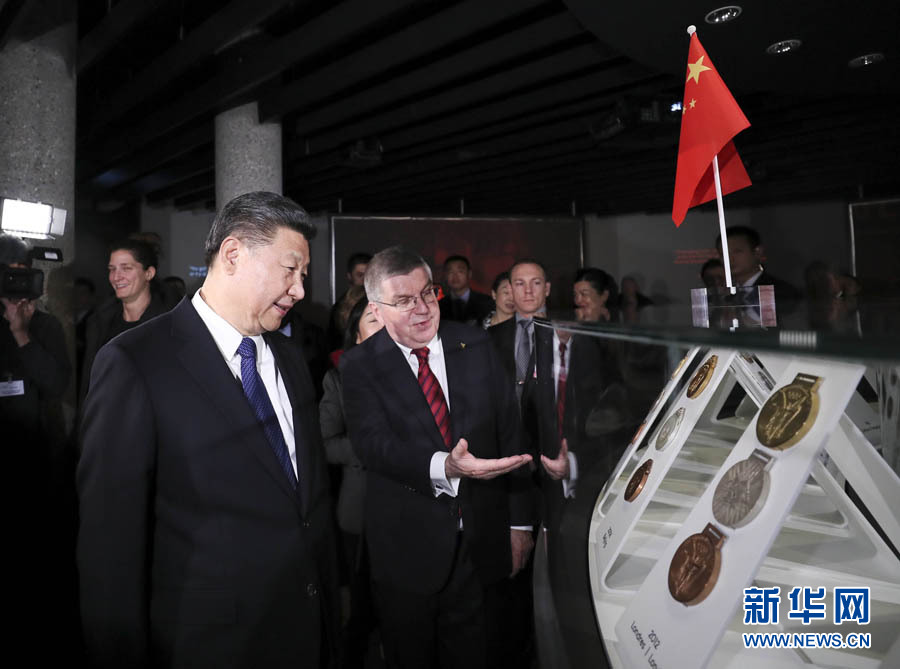 1月18日，國家主席習(xí)近平在瑞士洛桑國際奧林匹克博物館會(huì)見國際奧林匹克委員會(huì)主席巴赫。這是會(huì)見后，習(xí)近平在巴赫陪同下參觀往屆奧運(yùn)會(huì)獎(jiǎng)牌展。新華社記者 蘭紅光 攝