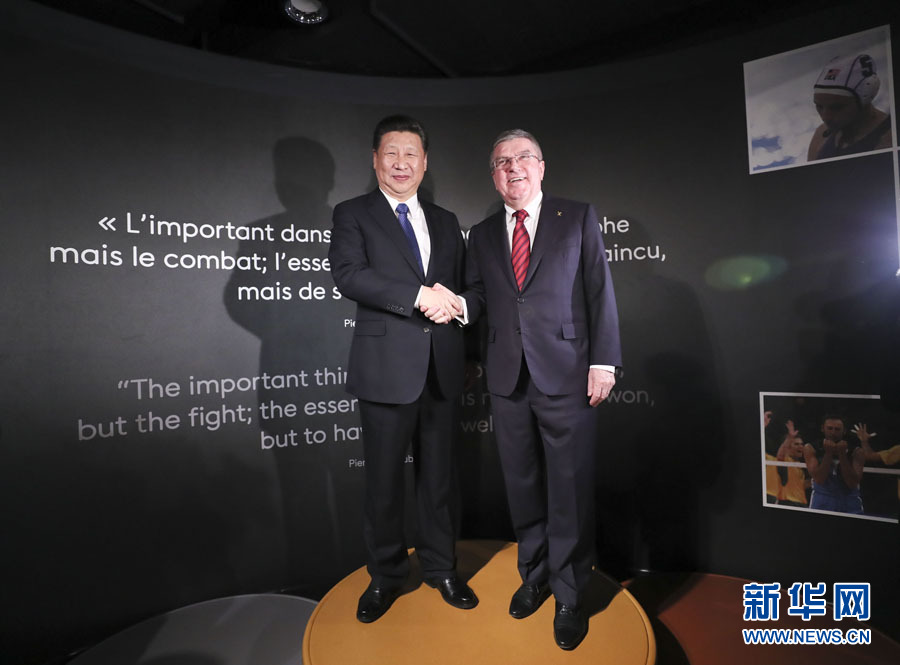 1月18日，國家主席習(xí)近平在瑞士洛桑國際奧林匹克博物館會(huì)見國際奧林匹克委員會(huì)主席巴赫。這是習(xí)近平和巴赫在奧運(yùn)冠軍領(lǐng)獎(jiǎng)臺(tái)上合影。新華社記者 蘭紅光 攝