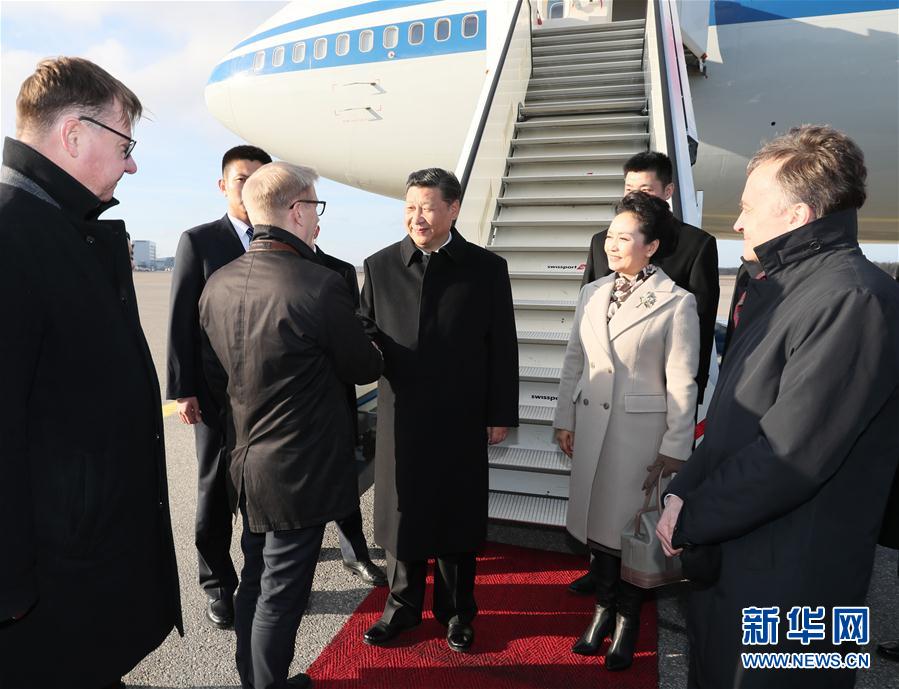 4月4日，國家主席習近平乘專機抵達赫爾辛基，開始對芬蘭共和國進行國事訪問。這是芬蘭政府代表、農(nóng)業(yè)與環(huán)境部長蒂利凱寧等在舷梯旁熱情迎接習近平和夫人彭麗媛。新華社記者 蘭紅光 攝 