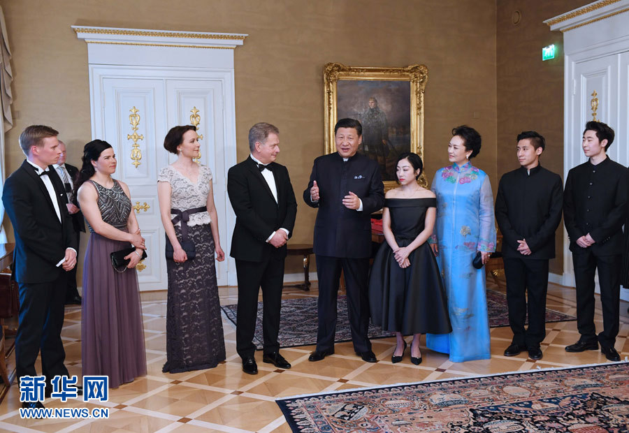 當(dāng)?shù)貢r間4月5日晚，國家主席習(xí)近平和芬蘭總統(tǒng)尼尼斯托在赫爾辛基共同會見剛剛參加完2017年世界花樣滑冰錦標(biāo)賽的中芬兩國冰雪運動員代表。習(xí)近平夫人彭麗媛和尼尼斯托夫人豪吉歐參加會見。新華社記者 饒愛民 攝