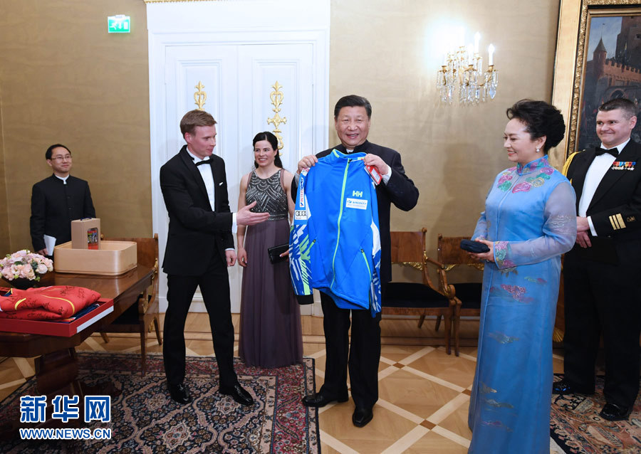 當(dāng)?shù)貢r間4月5日晚，國家主席習(xí)近平和芬蘭總統(tǒng)尼尼斯托在赫爾辛基共同會見剛剛參加完2017年世界花樣滑冰錦標(biāo)賽的中芬兩國冰雪運動員代表。習(xí)近平夫人彭麗媛和尼尼斯托夫人豪吉歐參加會見。這是芬蘭運動員向習(xí)近平和夫人彭麗媛贈送運動衣。新華社記者 饒愛民 攝
