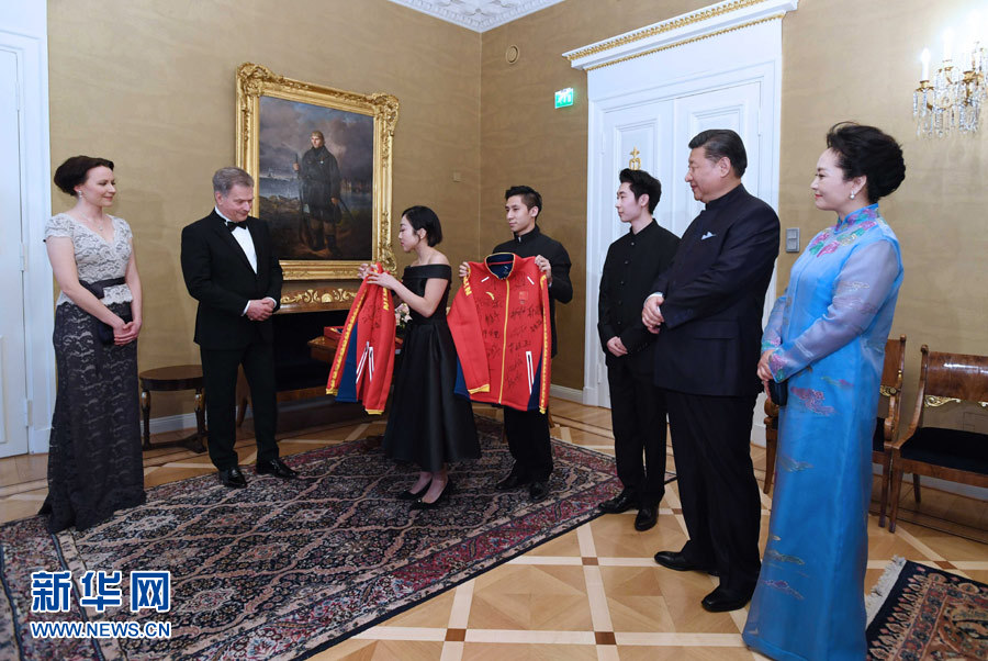 當(dāng)?shù)貢r間4月5日晚，國家主席習(xí)近平和芬蘭總統(tǒng)尼尼斯托在赫爾辛基共同會見剛剛參加完2017年世界花樣滑冰錦標(biāo)賽的中芬兩國冰雪運動員代表。習(xí)近平夫人彭麗媛和尼尼斯托夫人豪吉歐參加會見。這是中國運動員向尼尼斯托和夫人豪吉歐贈送運動衣。新華社記者 饒愛民 攝