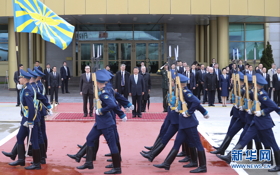 7月3日，國家主席習(xí)近平乘專機(jī)抵達(dá)莫斯科，開始對俄羅斯聯(lián)邦進(jìn)行國事訪問。這是習(xí)近平出席機(jī)場歡迎儀式。 新華社記者 謝環(huán)馳 攝