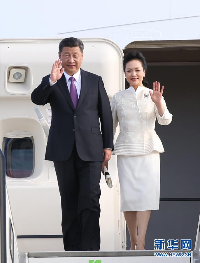 7月4日，國家主席習(xí)近平乘專機抵達(dá)柏林，開始對德意志聯(lián)邦共和國進(jìn)行國事訪問。這是習(xí)近平和夫人彭麗媛步出艙門。 新華社記者 姚大偉 攝