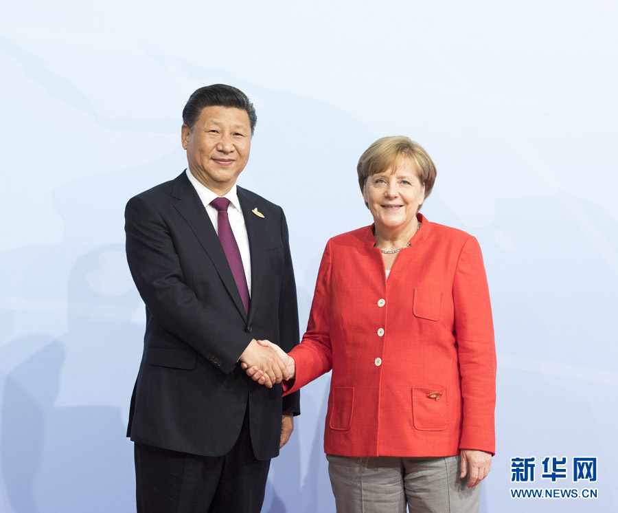 7月7日，二十國集團領導人第十二次峰會在德國漢堡舉行。國家主席習近平出席并發(fā)表題為《堅持開放包容　推動聯(lián)動增長》的重要講話。這是峰會開始前，習近平受到德國總理默克爾迎接。新華社記者 李學仁 攝 