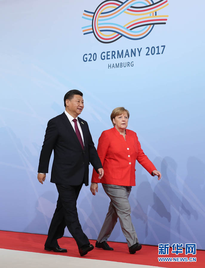 7月7日，二十國集團領導人第十二次峰會在德國漢堡舉行。國家主席習近平出席并發(fā)表題為《堅持開放包容　推動聯(lián)動增長》的重要講話。這是峰會開始前，習近平受到德國總理默克爾迎接。新華社記者 劉衛(wèi)兵 攝 