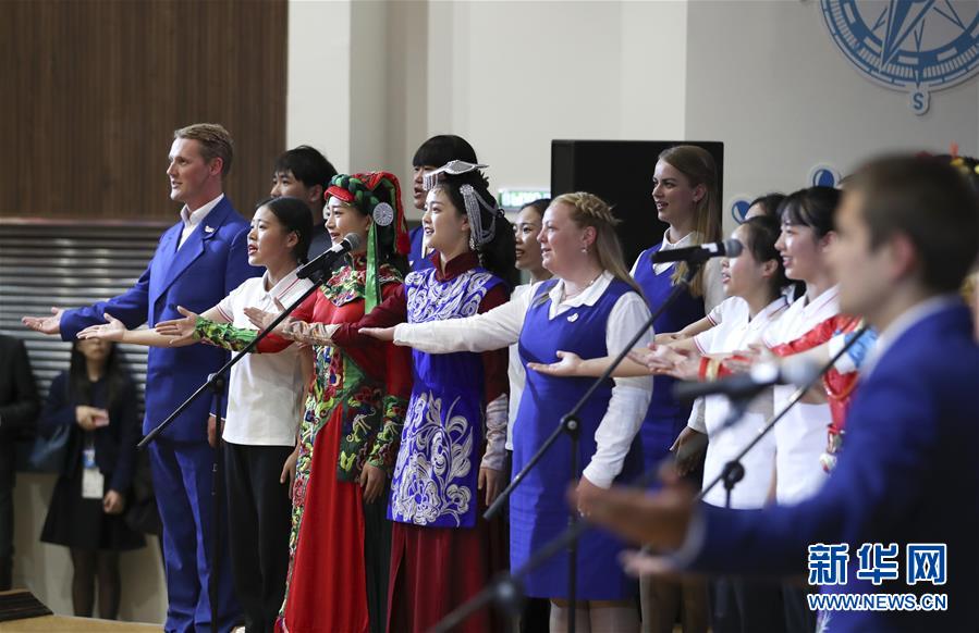 （新華全媒頭條&middot;出訪&middot;圖文互動）（3）你的目光我的暖&mdash;&mdash;記習(xí)近平主席訪問&ldquo;海洋&rdquo;全俄兒童中心