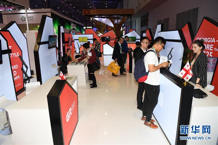 (新華全媒頭條·聚焦進口博覽會·圖文互動)(8)匯聚世界經(jīng)濟前行的浩蕩潮流——從首屆中國國際進口博覽會看全球合作發(fā)展新趨勢