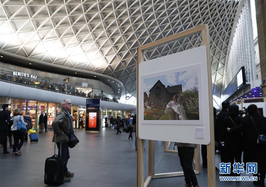(國際)(2)“變革與夢(mèng)想——中國改革開放40年”圖片展在倫敦舉行
