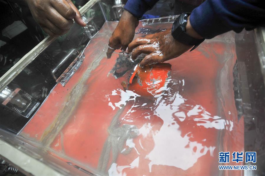 (國際)(5)印尼打撈起去年失事的獅航客機(jī)第二個(gè)黑匣子