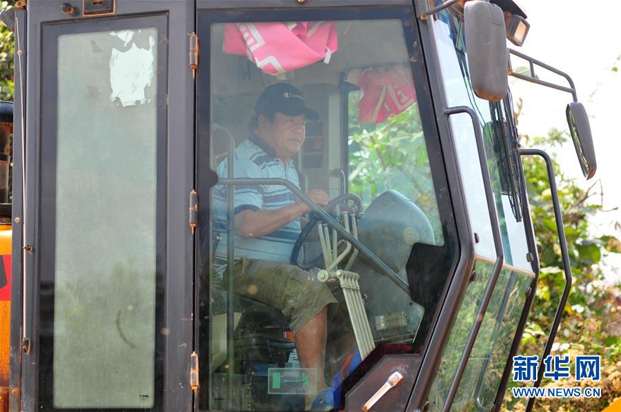 (國際·“一帶一路”高峰論壇·圖文互動(dòng))(1)老撾村民的夢想在中老鐵路上延伸