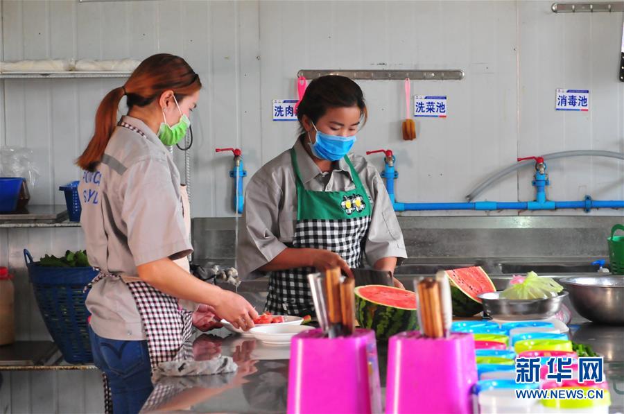 (國際·“一帶一路”高峰論壇·圖文互動(dòng))(3)老撾村民的夢想在中老鐵路上延伸