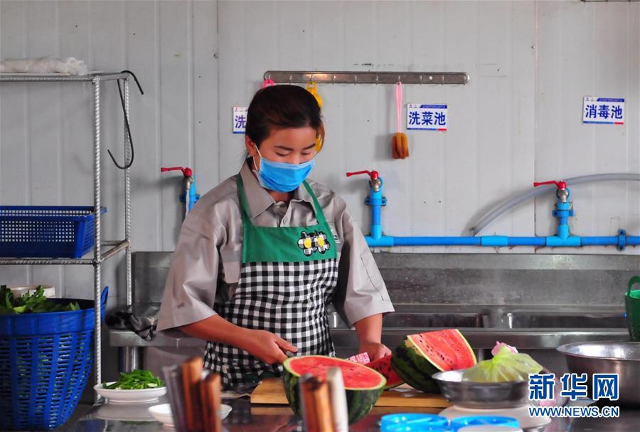 (國際·“一帶一路”高峰論壇·圖文互動(dòng))(4)老撾村民的夢想在中老鐵路上延伸