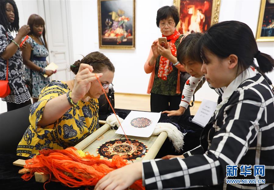 （國際&middot;圖文互動）（4）上海絨繡歐洲交流展在布魯塞爾開幕