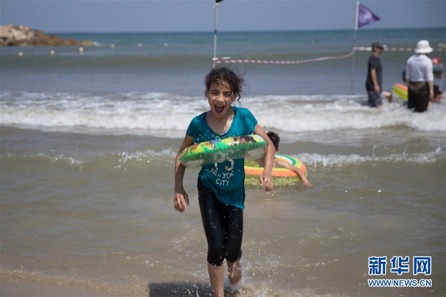 (國際·圖文互動(dòng))(1)特寫:穿過檢查站去看海