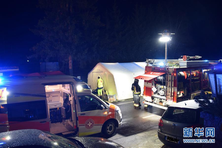 （國際）（1）意大利北部發(fā)生交通事故致6名德國游客死亡