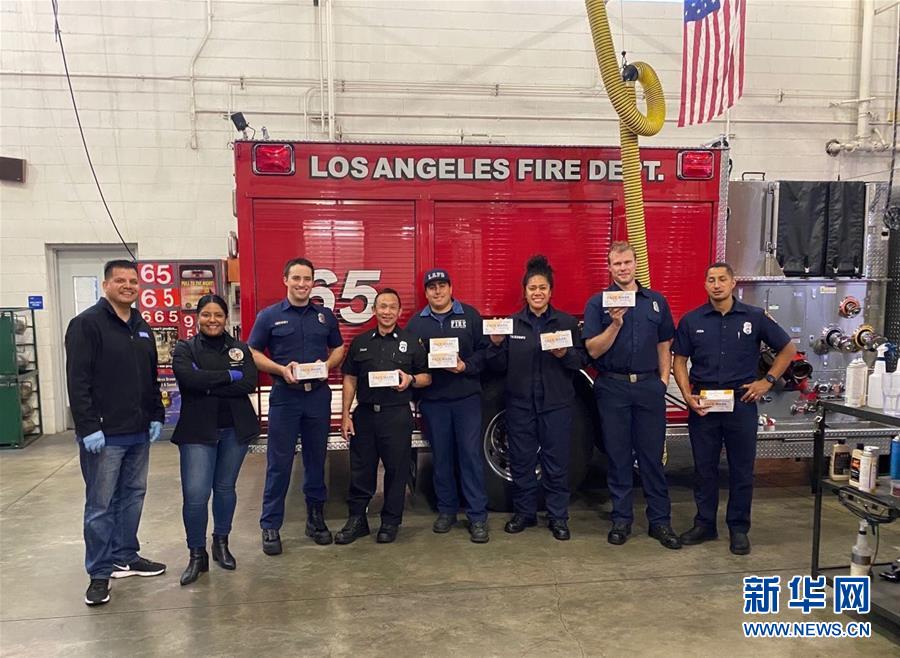 (國(guó)際疫情·圖文互動(dòng))(6)通訊:一個(gè)微信群里的抗疫故事