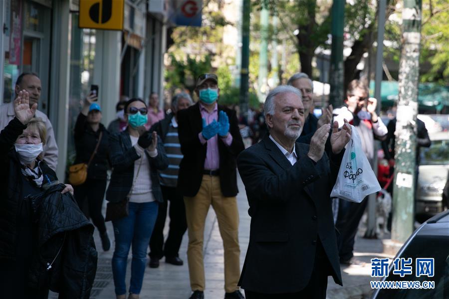 (國際疫情·圖文互動(dòng))(1)雅典“卡車音樂會(huì)”致敬白衣天使