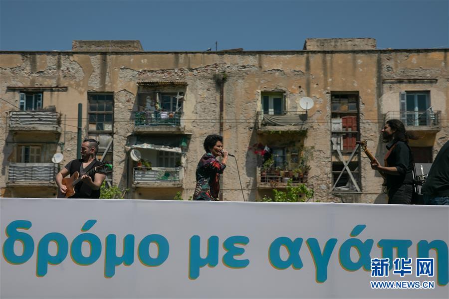 (國際疫情·圖文互動(dòng))(3)雅典“卡車音樂會(huì)”致敬白衣天使