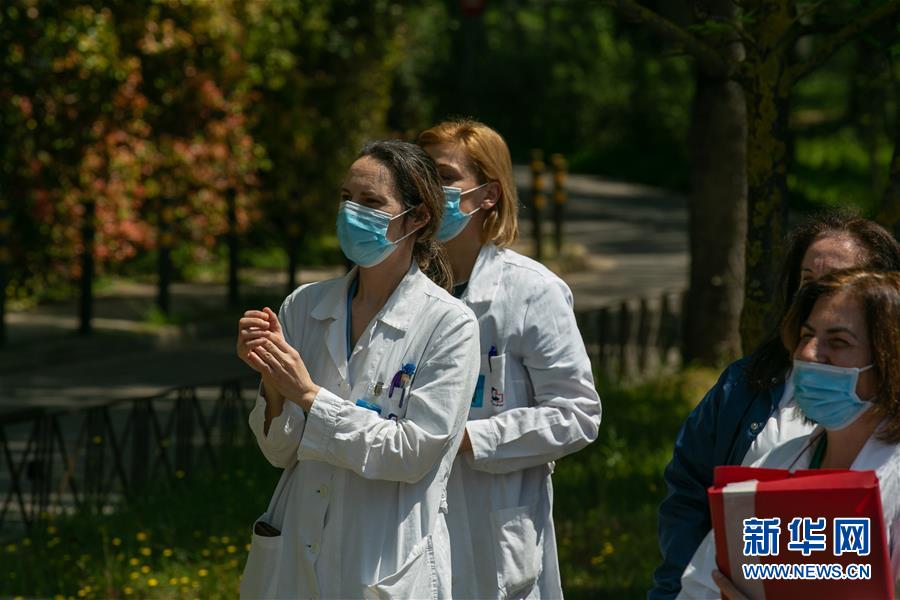 (國際疫情·圖文互動(dòng))(8)雅典“卡車音樂會(huì)”致敬白衣天使