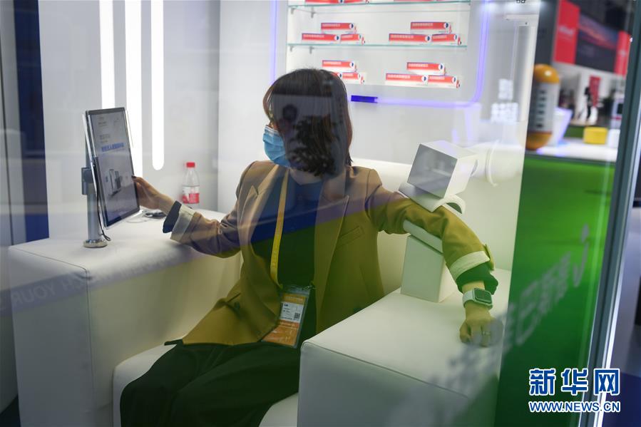 （第三屆進(jìn)博會&middot;新華視界）（7）觀展體驗：多彩&middot;絢爛&middot;未來感