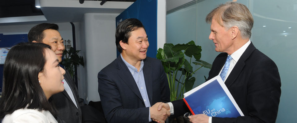 新華網(wǎng)董事長、總裁田舒斌會(huì)見丹麥駐華大使裴德盛