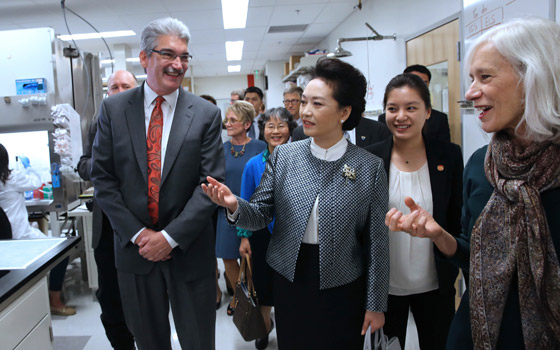 彭麗媛參觀美國福瑞德&middot;哈金森研究中心