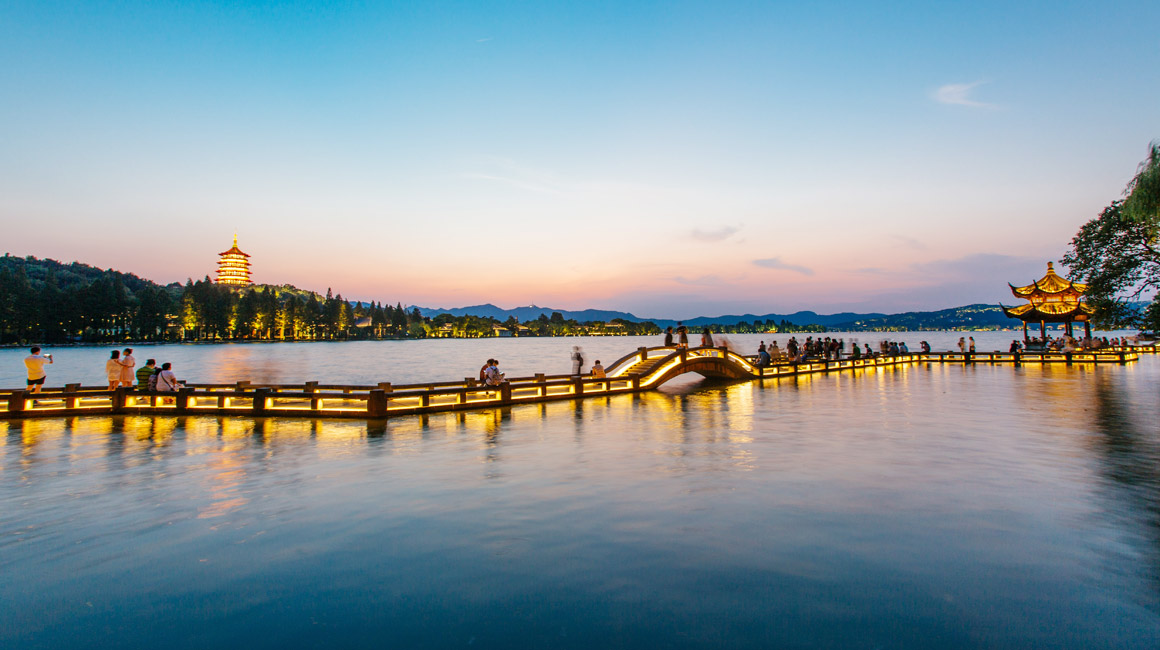 西湖掠影:“三面云山一面城”