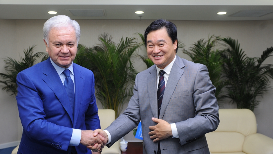 新華網(wǎng)董事長(zhǎng)、總裁田舒斌與上海合作組織秘書長(zhǎng)阿利莫夫親切握手