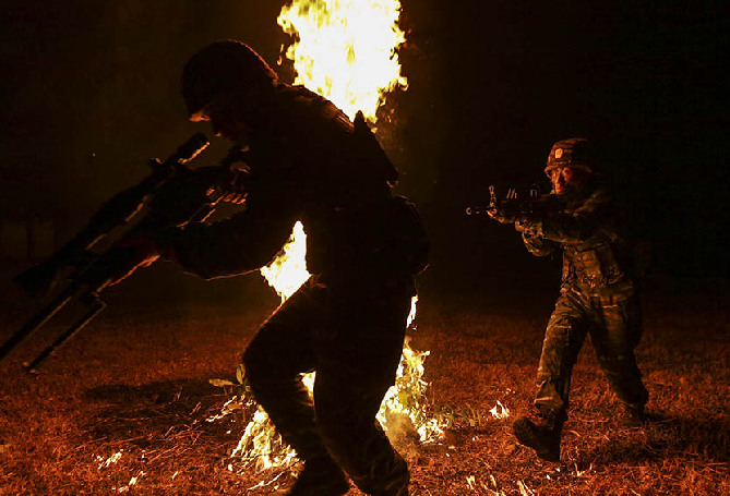 強(qiáng)軍DNA|福利貼，快來瞧狙擊手的瞄準(zhǔn)鏡里是啥樣