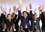 安倍晉三出席自民黨年會(huì) 再次為&ldquo;地價(jià)門&rdquo;鞠躬道歉