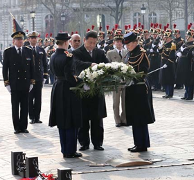 習(xí)近平向法國(guó)無名烈士墓獻(xiàn)花圈