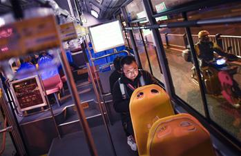 夜深了，他們還沒睡