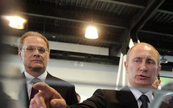 普京參觀科技展 戴3D墨鏡?？?高清)